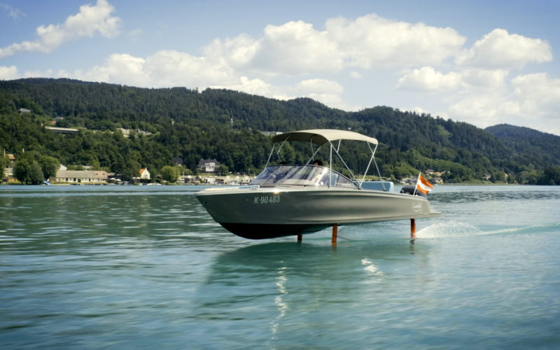 Einmal über dem Wasser schweben – mit dem ersten foilenden Karbon-Elektroboot der Welt